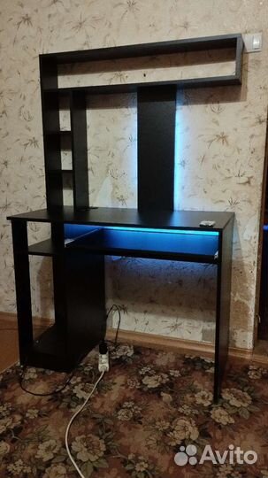 Компьютерный стол с подсветкой