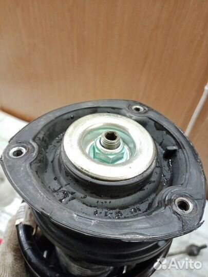 Стойка подвески передняя левая Volkswagen Passat