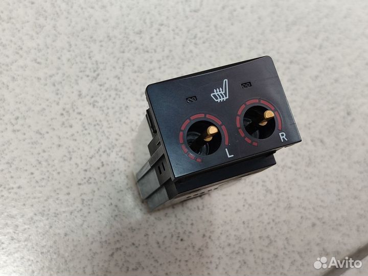 Кнопка обогрева сидения Toyota Land Cruiser 200