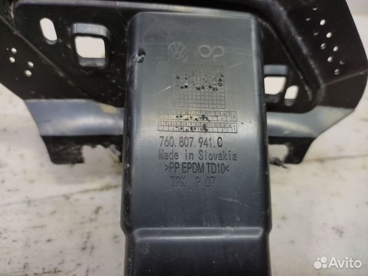 Кронштейн омывателя фар левый Volkswagen Touareg 3