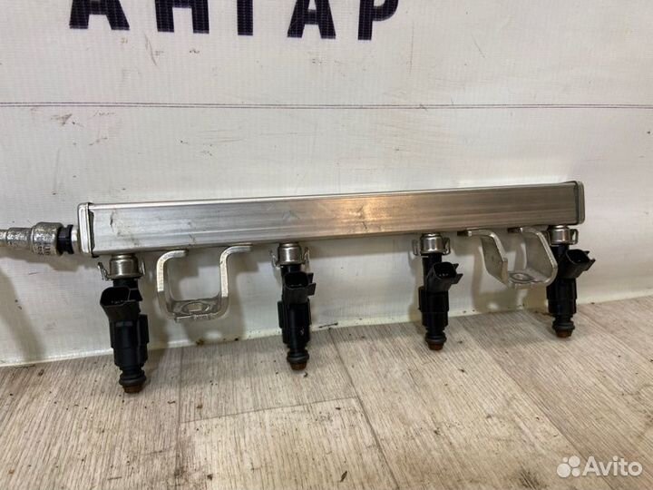 Топливная рампа в сборе Ford Focus qqdb (1.8) 2006