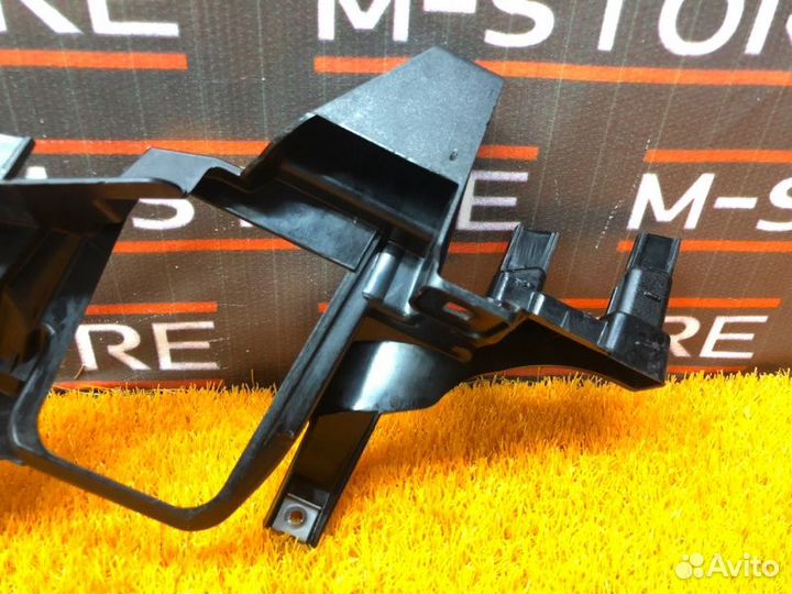 Кронштейн фары правый Bmw 7-Series E66/65 N62B48B