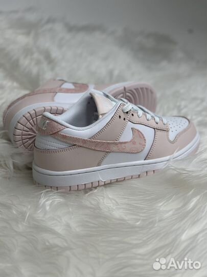 Женские кроссовки Nike Dunk Low розовые