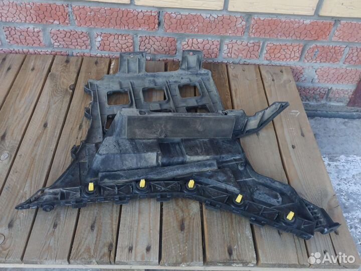 Левое крепление заднего бампера Genesis G80, ориг