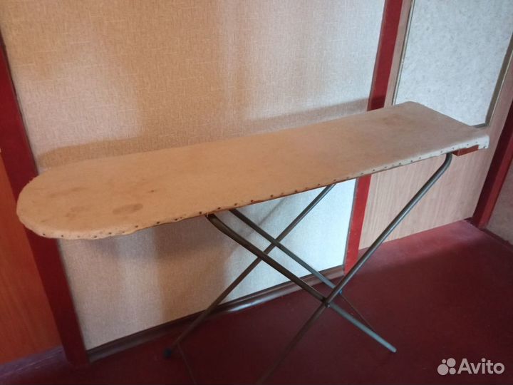 Гладильная доска и утюг