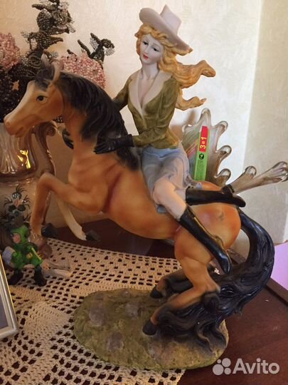 Статуэтка наездница