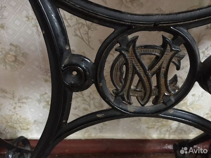 Антикварная швейная машинка