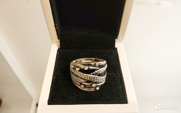 Кольцо со стразами под серебро.Бижутерия