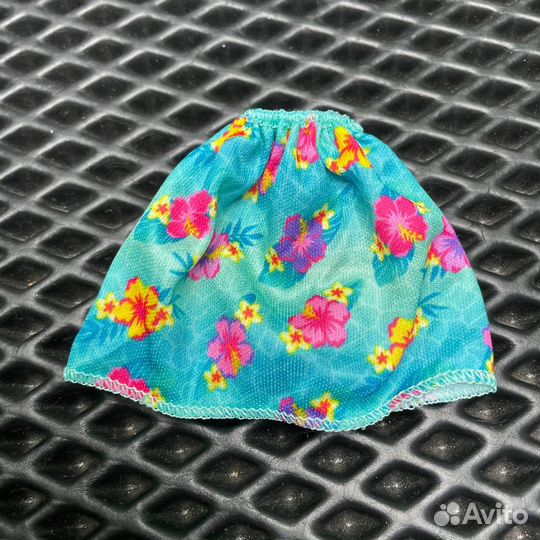 Кукла Барби меняет цвет в воде