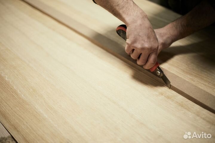 Столяр и ученик столяра на мебельное производство