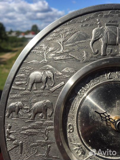 Часы в восточном стиле из белого металла