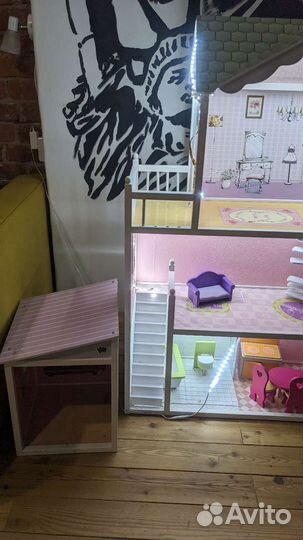 Большой кукольный домик с мебелью