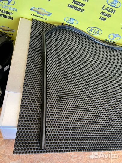 Уплотнительная резинка передней правой двери акцен