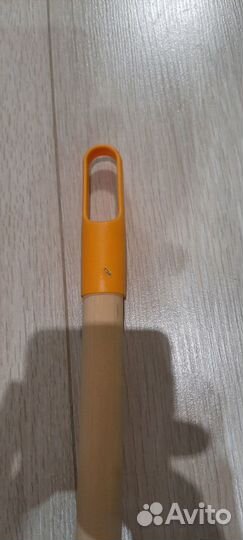 Метла пластиковая деревянный черенок