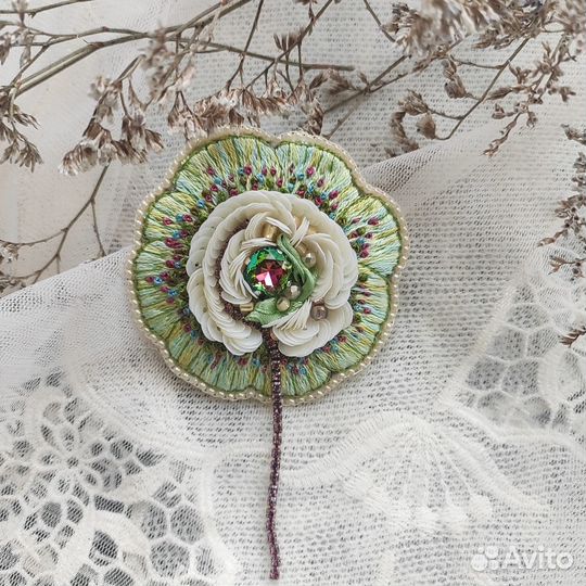 Вышитая брошь ручной работы 