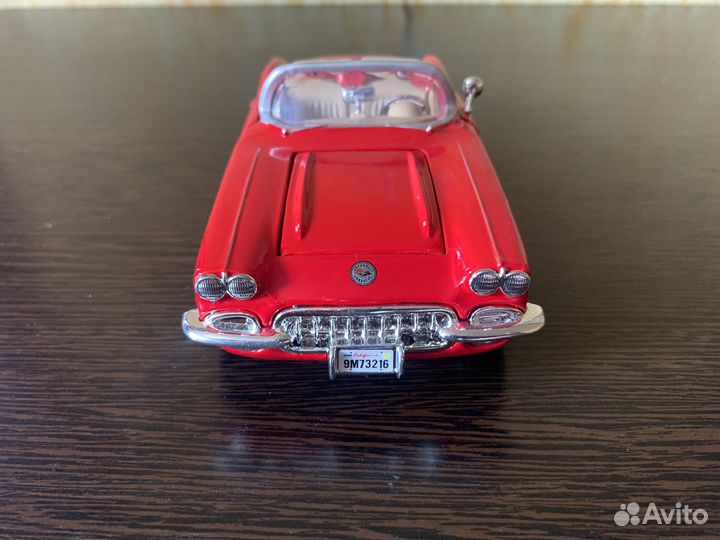 Модель автомобиля Chevrolet Corvette 1/24