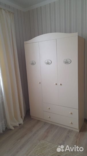 Шкаф детский трехстворчатый