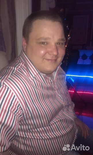 Ведущий диджей поющий с аппаратурой на праздник