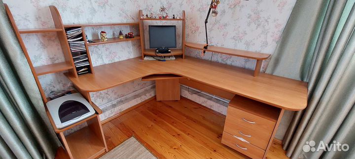 Угловой письменный стол с полками