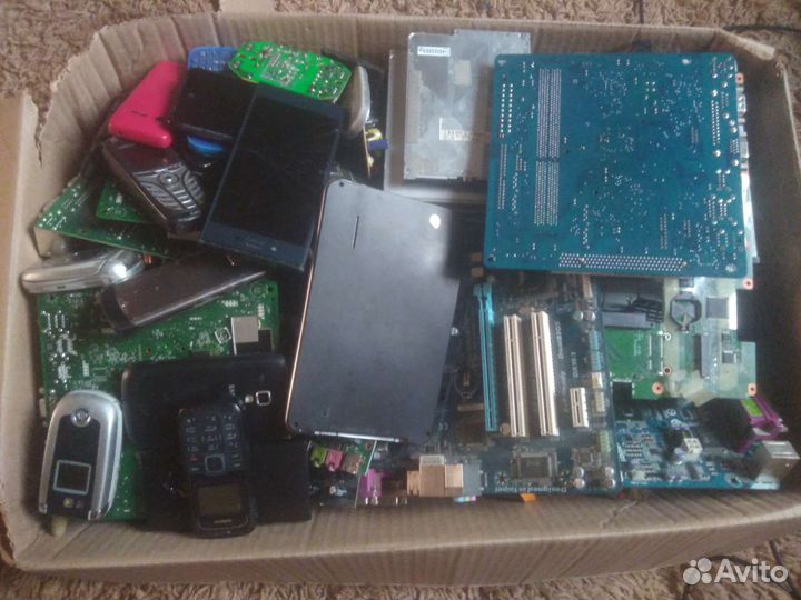 Небольшая коробка с компьютерными комплектующими