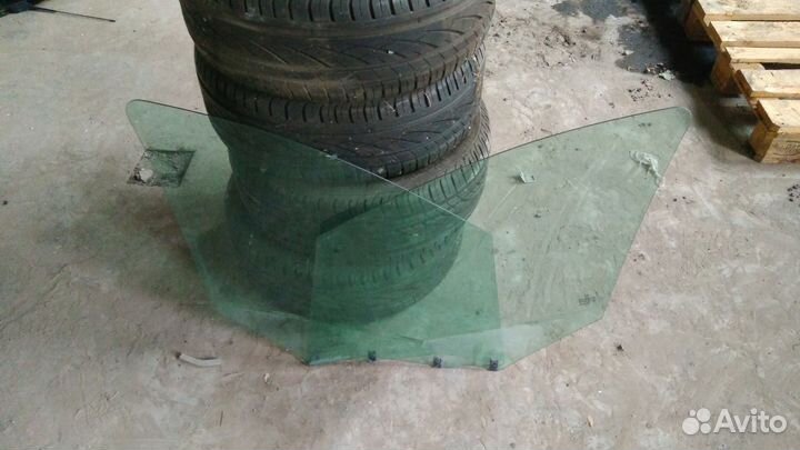 Стекло двери переднее правое Peugeot 308