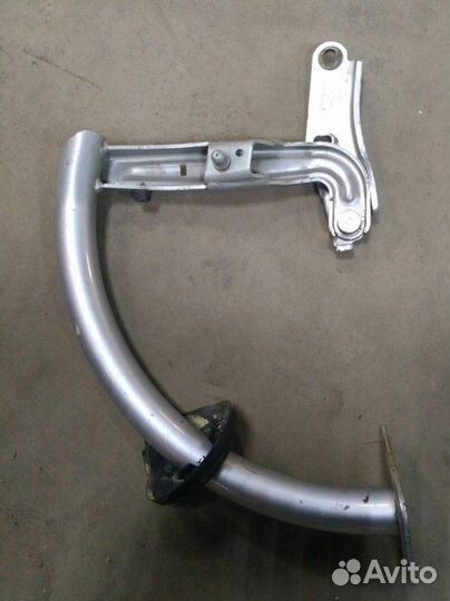 Петля багажника правая Volkswagen Passat B6 2.0