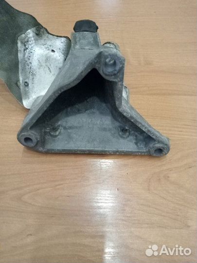 Кронштейн двигателя правый Volkswagen Passat B5+