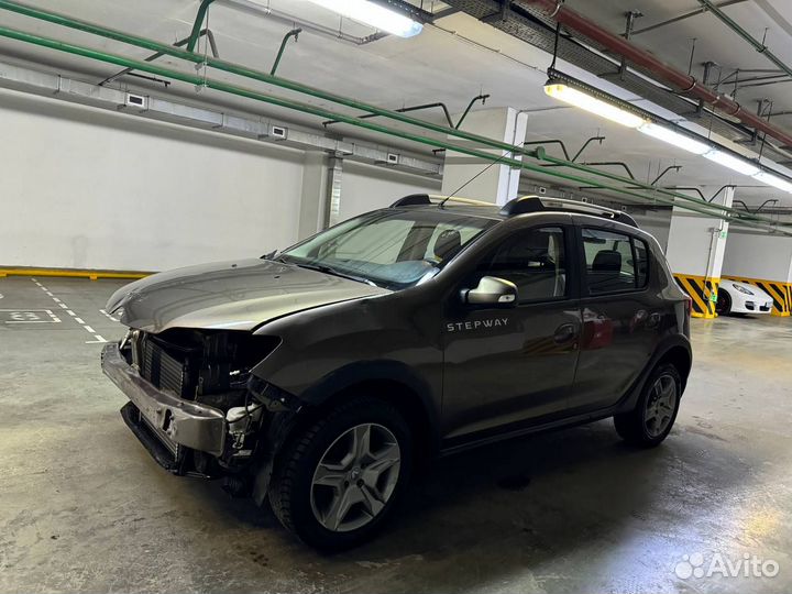Renault Sandero Stepway 1.6 МТ, 2019, битый, 132 592 км