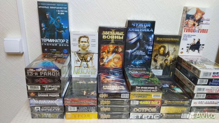 Видеокассеты с фильмами, мультфильмами