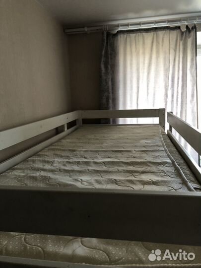 Двухъярусная кровать с матрасами