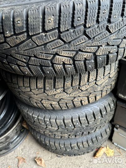 Зимняя резина почти новая шипы на месте