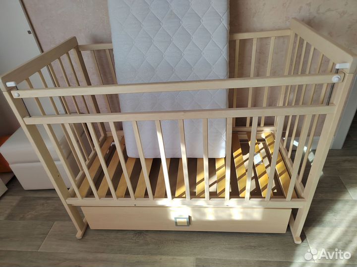 Детская кроватка с маятником и ящиком