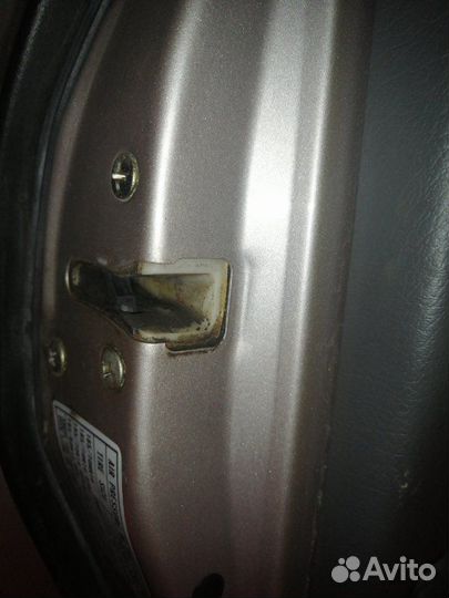 Замок двери передний левый Mazda 626 1991
