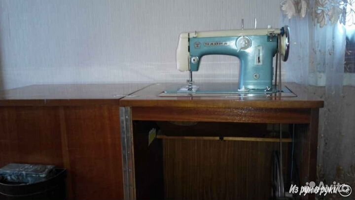 Швейная машина Чайка. Ножная. В тумбе