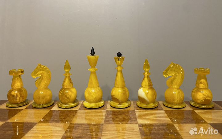 Шахматы янтарные (амброид)