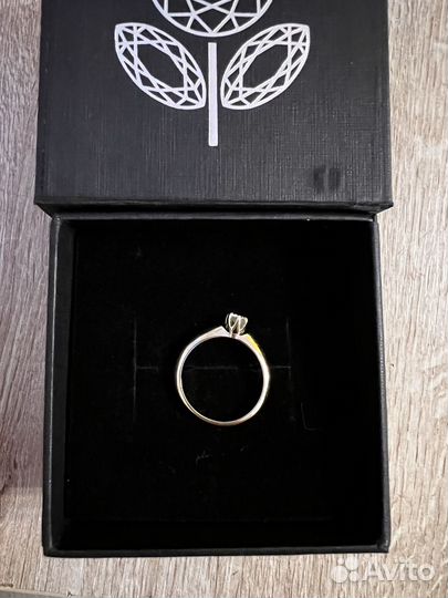 Кольцо из белого золота с бриллиантом