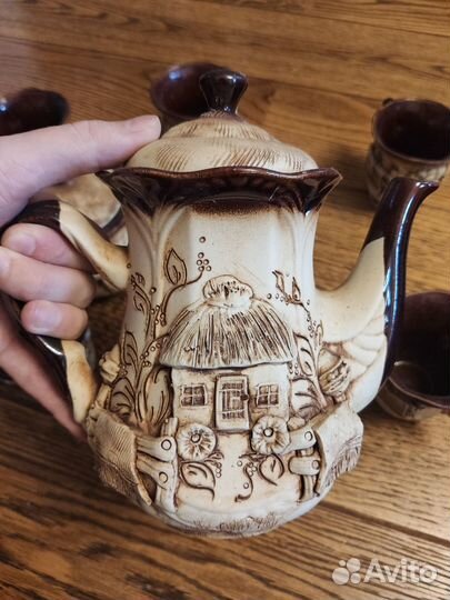 Чайный сервиз с рельефными изображениями