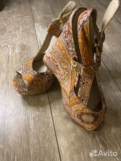 Босоножки женские