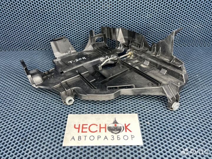 Крепление кронштейн правой фары Touareg до 2007г