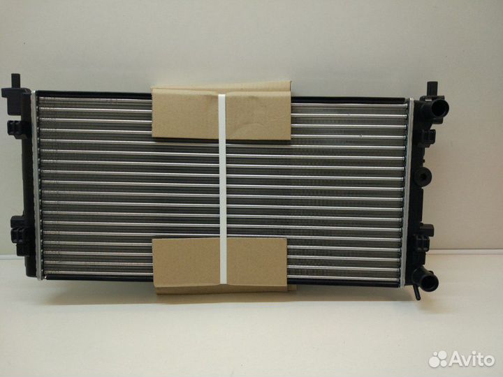Радиатор охлаждения Volkswagen Polo