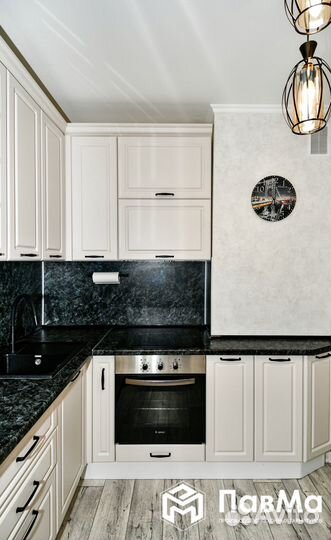 Угловой кухонный гарнитур с белыми фасадами