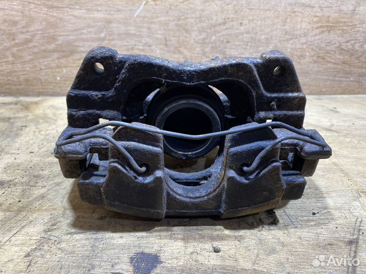 Суппорт передний правый Renault Scenic 3 S109