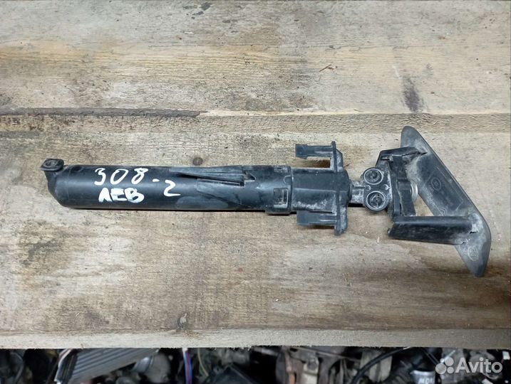 Форсунка омывателя фары левая на Пежо 308 2010г