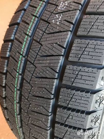 Habilead SnowShoes AW33 305/40 R20 112H