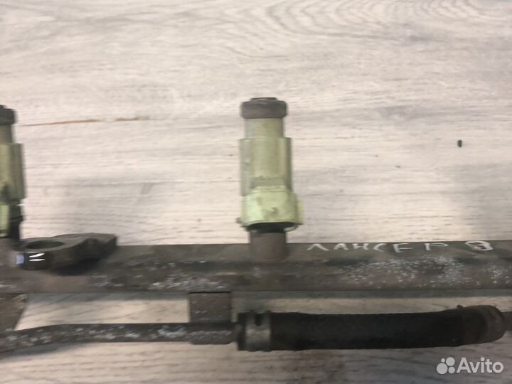 Топливная рампа с форсунками lancer 9 2.0л