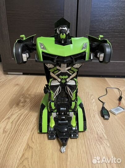 Машина робот трансформер на пульте управления