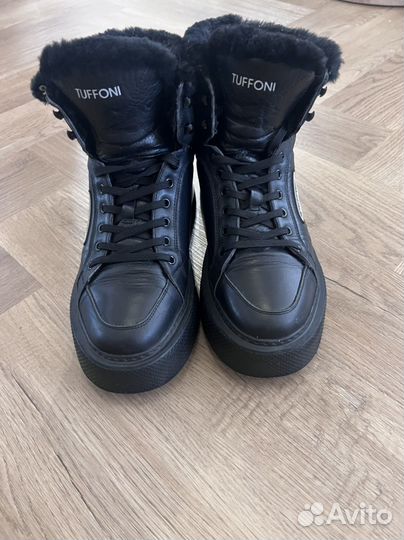 Продаю женские ботинки