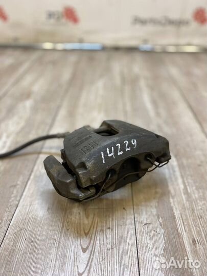 Суппорт тормозной передний правый Mazda 3