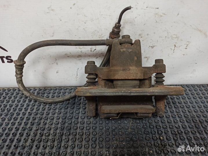 Суппорт тормозной задний правый Mitsubishi Pajero