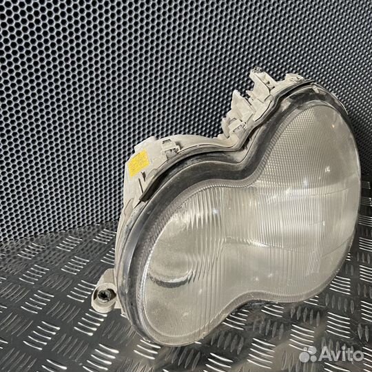 Фара Mercedes-Benz C-класс